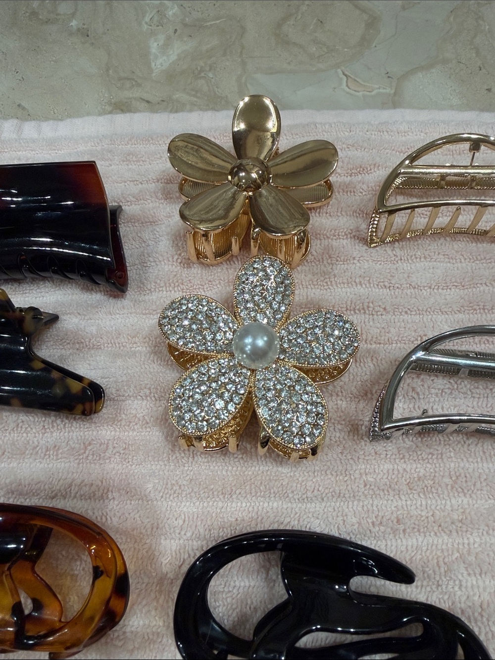 Set of 8 claw clips.